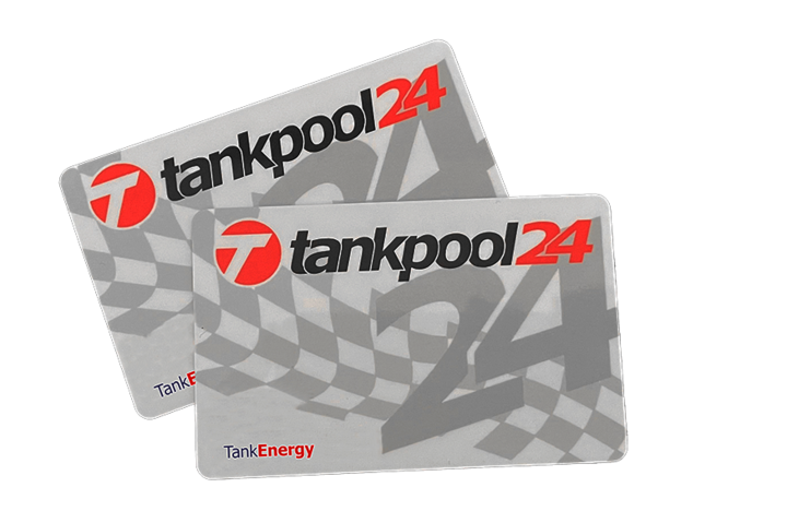 Beispielbild: zwei Tankpool24 Tankkarten mit kariertem Streifen